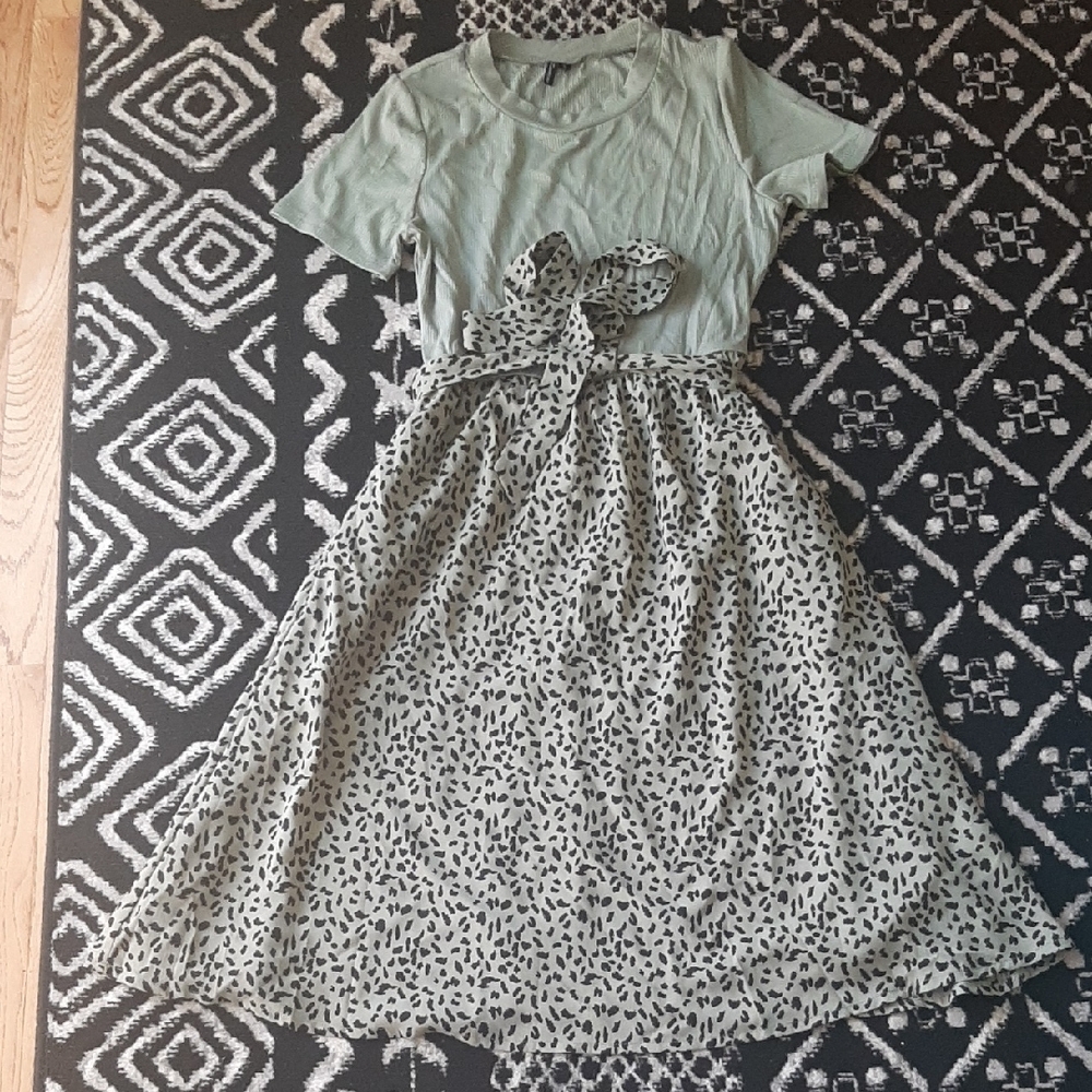 Elegant Green Midi Dress with Patterned Skirt